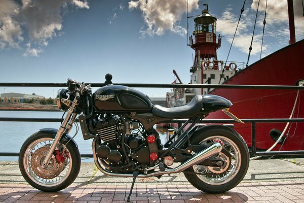 Triumphales Motorrad an der Uferpromenade