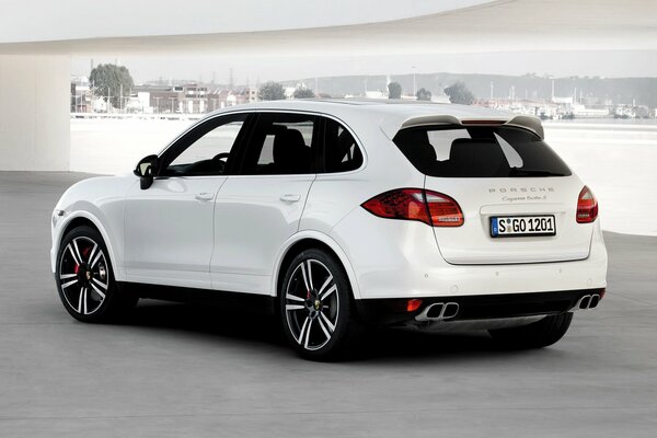 Белый глянцевый porsche cayenne turbo s 2013