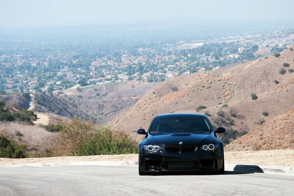 Schwarzer Bmw, 335i mit schöner Aussicht