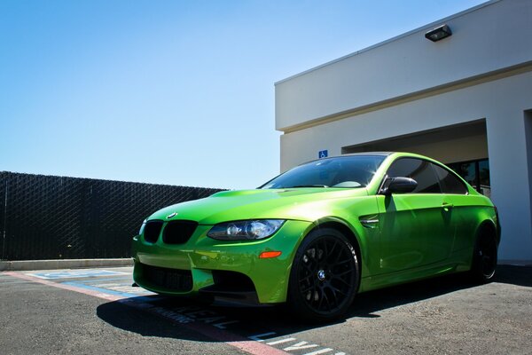 BMW atomobile verde en el sol