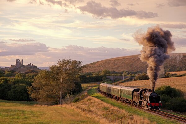 Una locomotora de vapor recorre los campos en la zona del castillo de Corfú