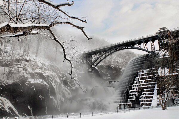 Paisaje de invierno puente sobre el río