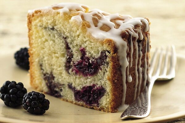 Mit weißer Schokolade überzogener Kuchen mit Beeren