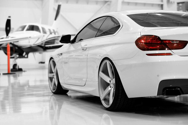 Coche BMW blanco en el fondo del avión