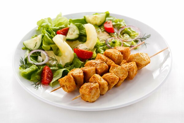 Ein Beispiel für eine schöne Portion Schaschlik mit Salat