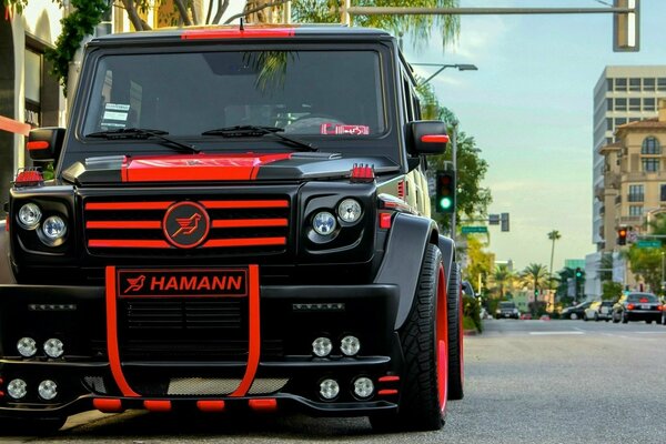 Czarno-czerwony Mercedes Benz Hamann w mieście
