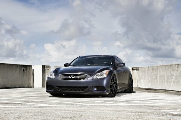 Infiniti coupé. coche negro sobre fondo gris