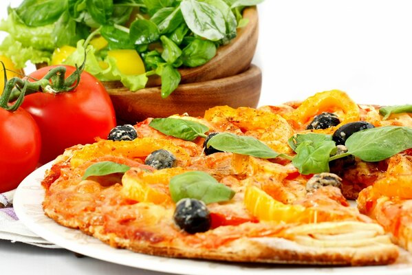 Deliciosa pizza y tomates rojos con verduras