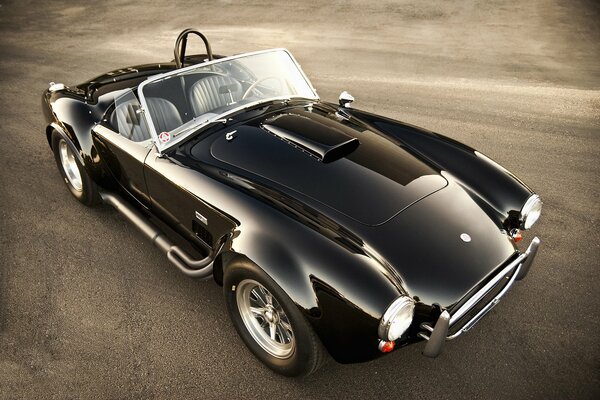 Negro guapo convertible Shelby cobra