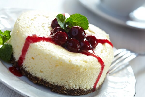 Gâteau au fromage avec des baies et de la confiture