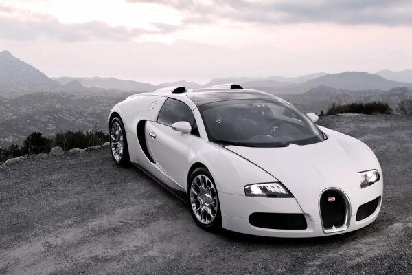 Voiture de sport blanche de luxe dans les montagnes