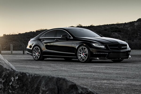 Mercedes Benz nero su uno splendido sfondo della natura