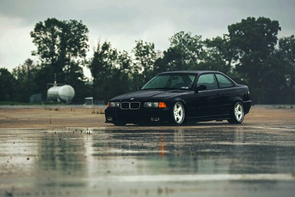 BMW noire sous la pluie