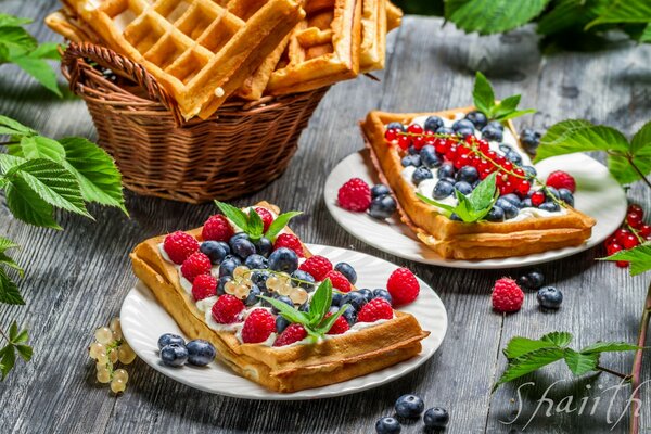 Dessert Waffeln mit Johannisbeeren, Blaubeeren und Himbeeren