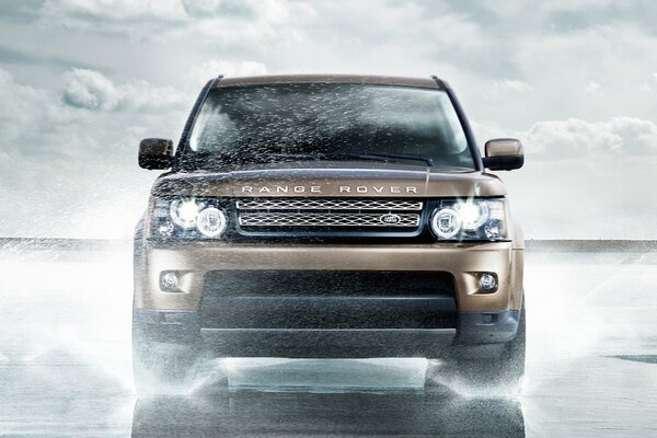 L Auto Range Rover guida attraverso le pozzanghere