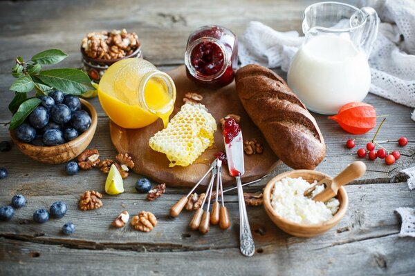 Beeren, Brot und rustikaler Hüttenkäse