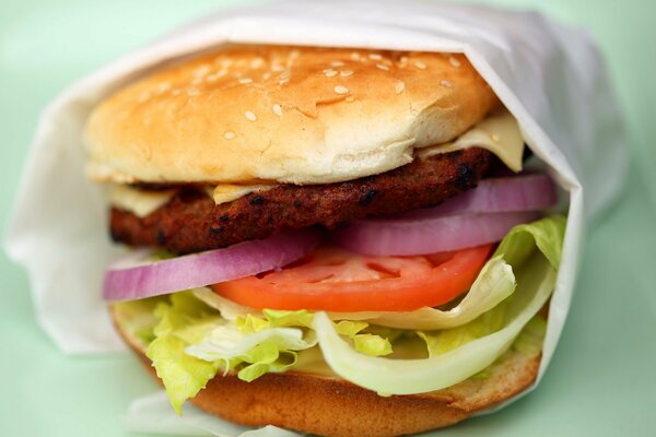 Чтзбургер аппетитный на макросьемке на нежном фоне пастельных тонов