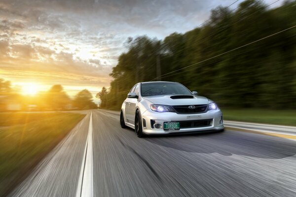 Subaru w ruchu o wschodzie słońca