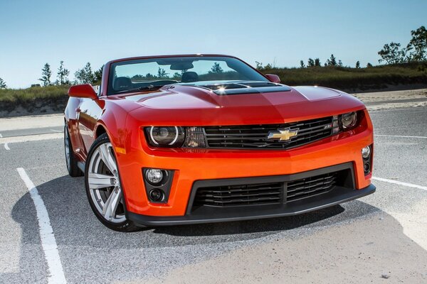 Belle voiture de sport rouge Chevrolet Camaro