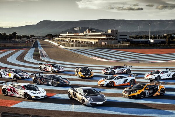 Mclaren mp4-12C na torze wyścigowym Paul Ricard