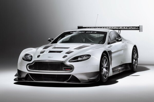 Biały, tuningowany Aston martin Racing