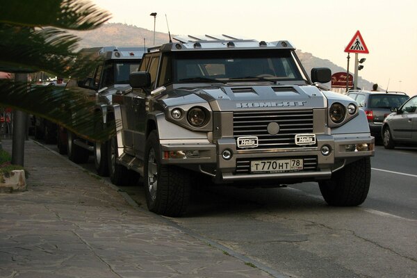 Wojskowy SUV bojowy na parkingu