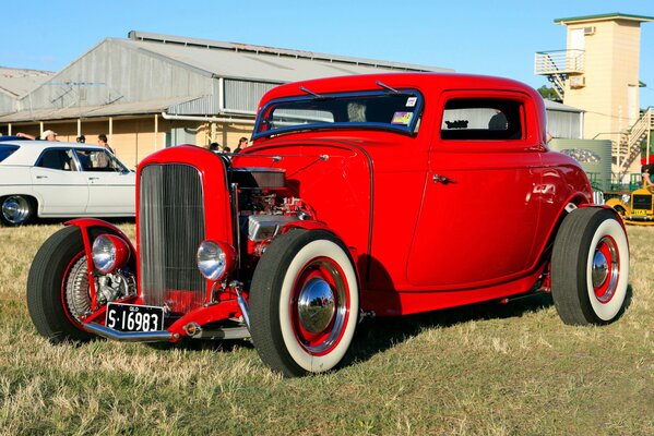 Rotes Ford Coupé aus dem Jahr 1932 auf der Messe