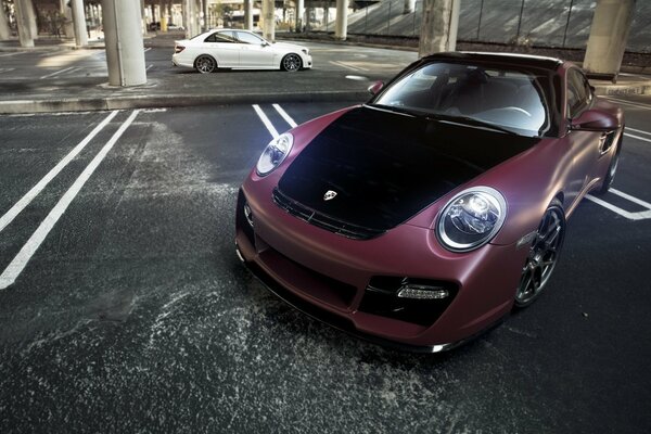 Porsche tuneado en el estacionamiento