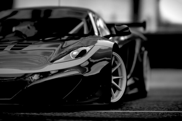 McLaren en blanco y negro está en el camino