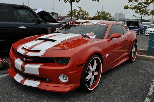 Chevrolet camaro rojo en el fondo de la ciudad