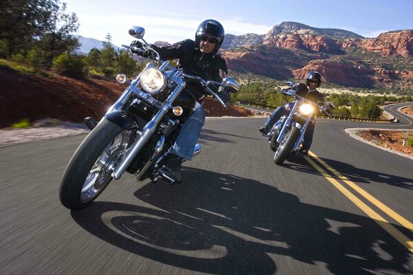 Harley-davidson Motorradrennen in den Bergen