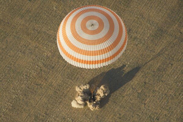 Chute de parachute sur le terrain. Parachutisme sur le terrain