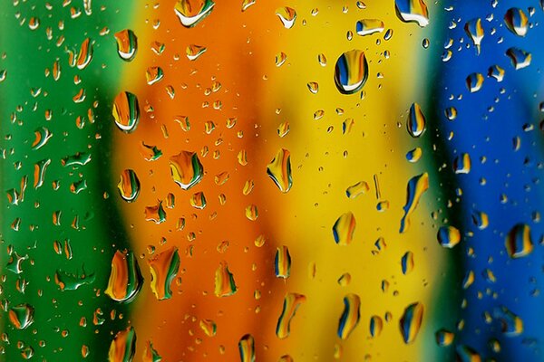 Gotas de lluvia sobre un fondo brillante