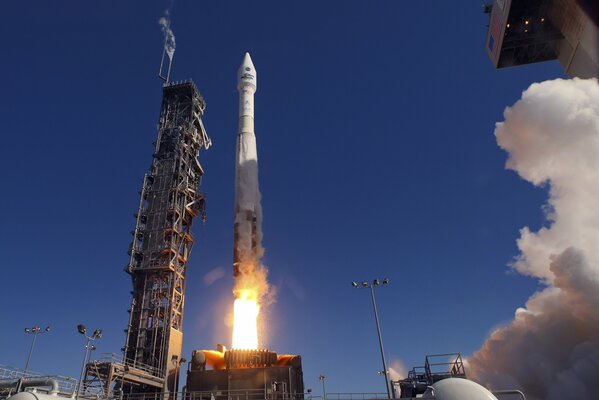 Décollage d une fusée du cosmodrome dans l espace