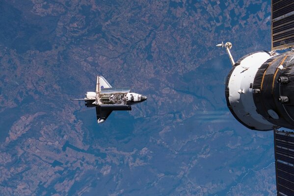 Shuttle im Flug im Weltraum Foto vom Satelliten