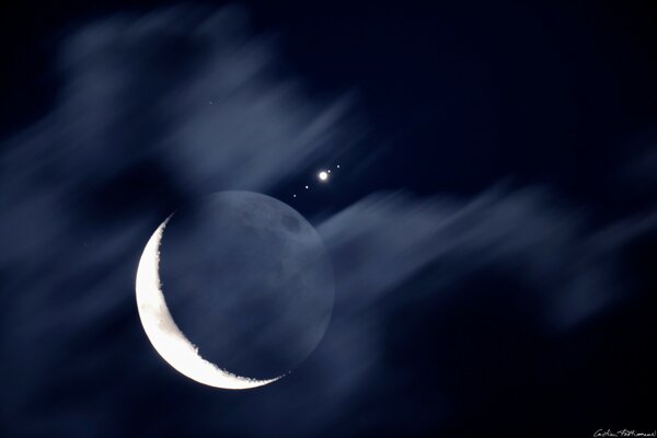 Luna e stella nel cielo blu di notte