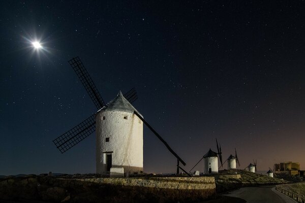 Molinos de noche contra el cielo estrellado