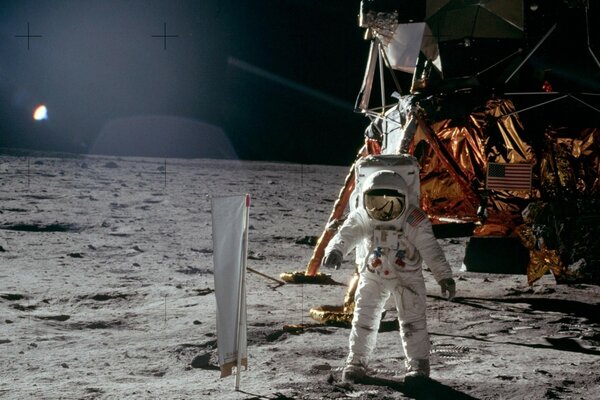 Астронавт США на Луне возле своего самалета