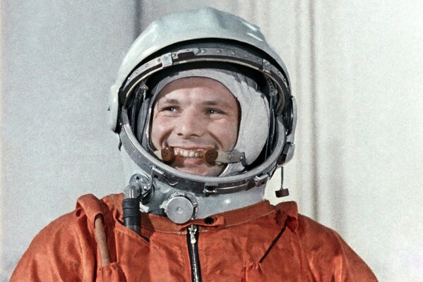 Foto di Yuri Gagarin in costume da cosmonauta rosso