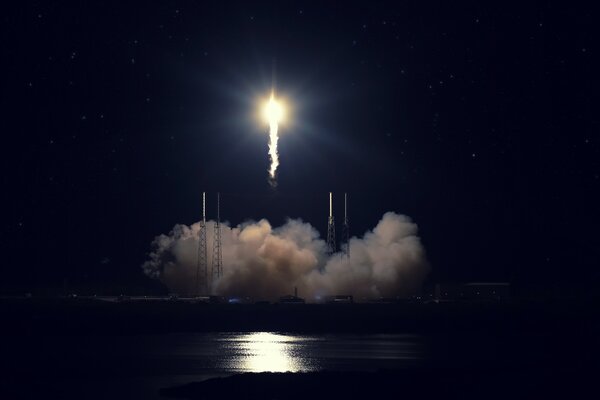 Lanzamiento de un cohete desde la tierra al espacio