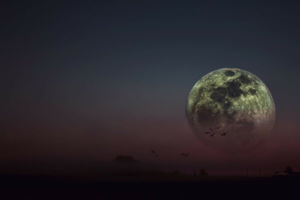 Luna con manchas oscuras en el cielo
