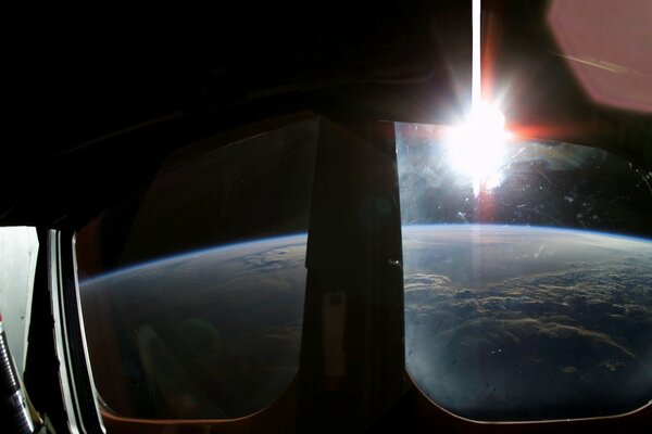 The splendor of space and earth view from the shuttle to the Earth s orbit