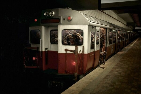 Monster in der U-Bahn-U-Bahn auf Peron