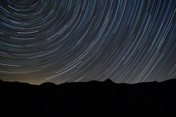 Las estrellas dibujan círculos en el cielo