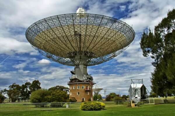 Radar dirigé vers le ciel sur fond de pelouse verte