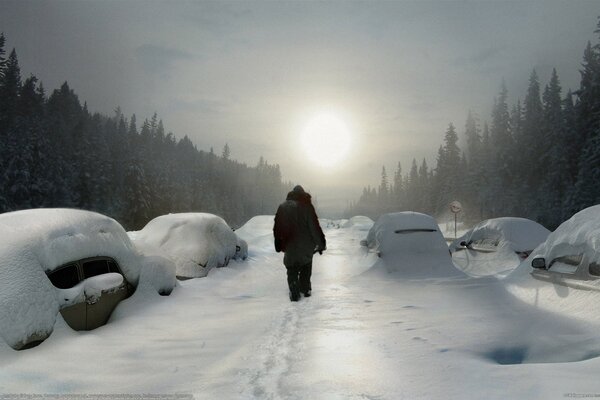 Due camminano lungo la strada tra le macchine nella neve