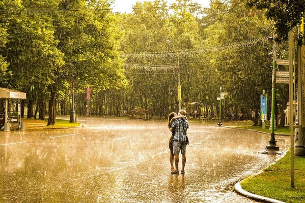 Pareja besándose bajo la lluvia