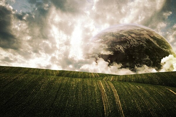 Atemberaubender Blick auf das Feld, das in den Himmel flieht