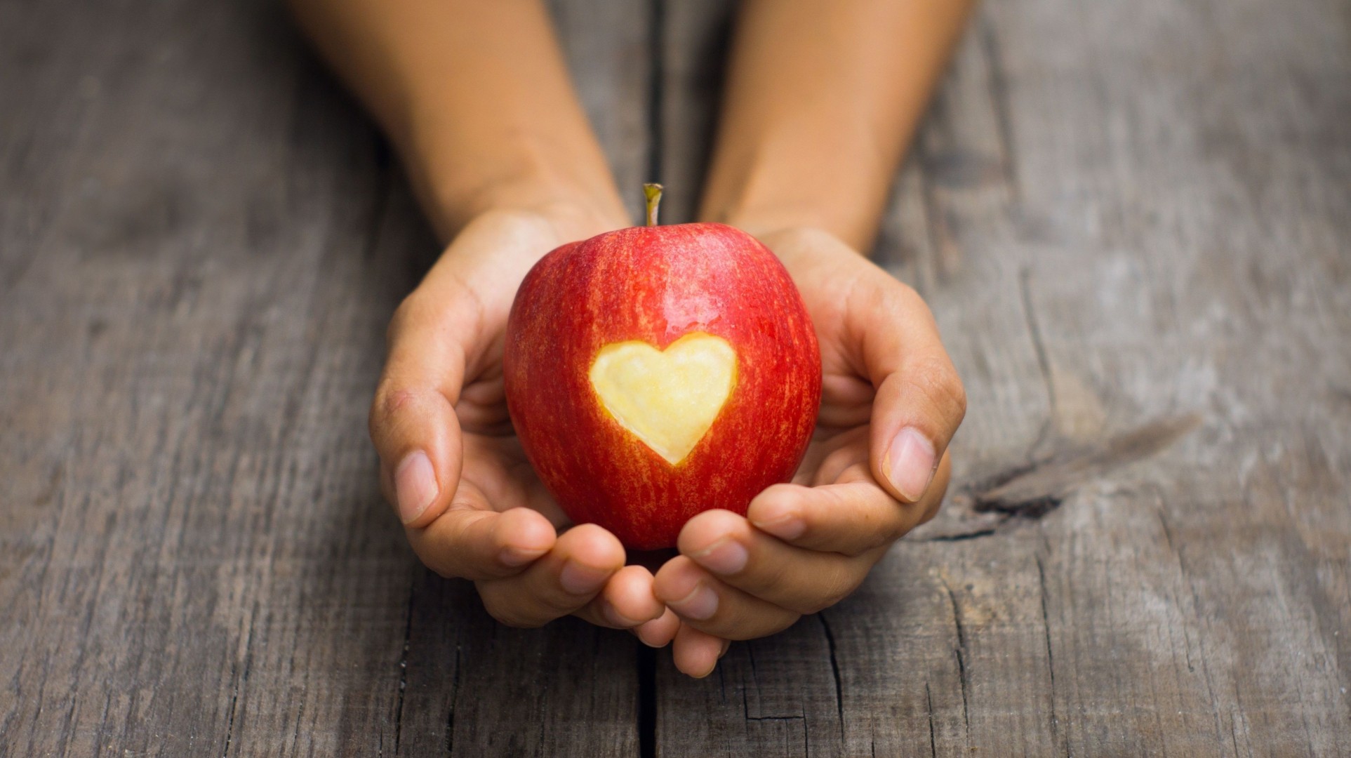 coeur moe mains pomme pomme rouge fond d écran fond forme humeur fille