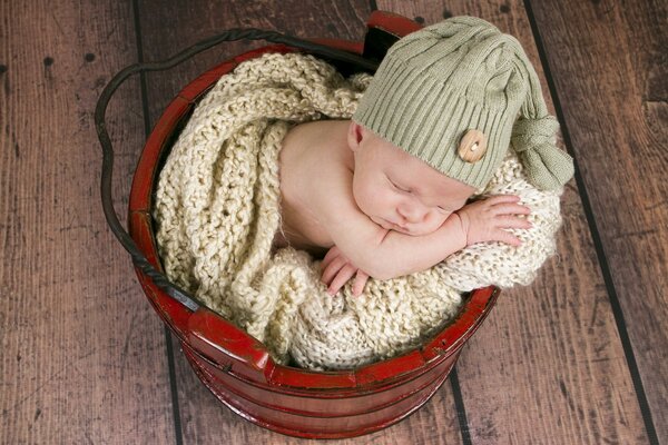 Bambino sveglio in un cappello lavorato a maglia